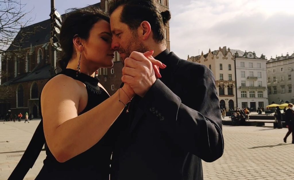 Para tańcząca tango argentyńskie na Rynku w Krakowie