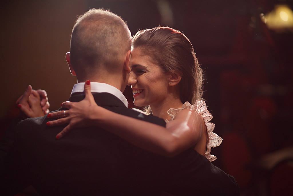 Ania i Marcin tańczą tango i uśmiechają się do siebie