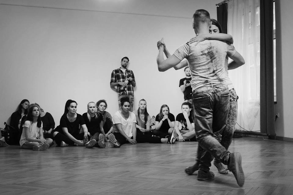 Ania i Marcin demonstrują precyzyjny ruch podczas zajęć tanga