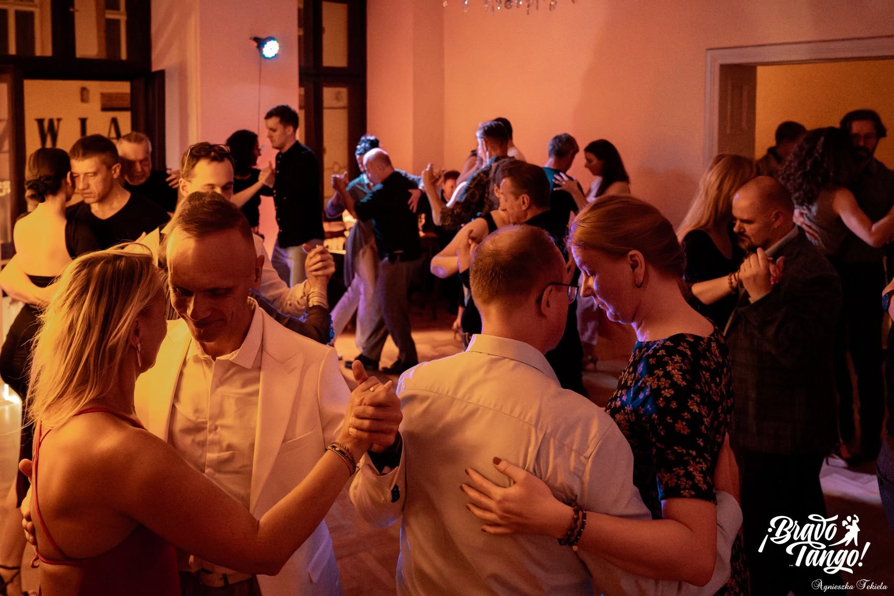 Pary tańczące tango na zatłoczonej milondze